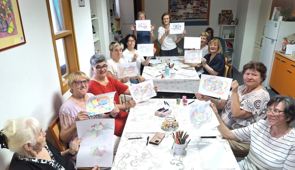 Korisnici sudjeluju u kreativnoj radionici organiziranih dnevnih aktivnosti